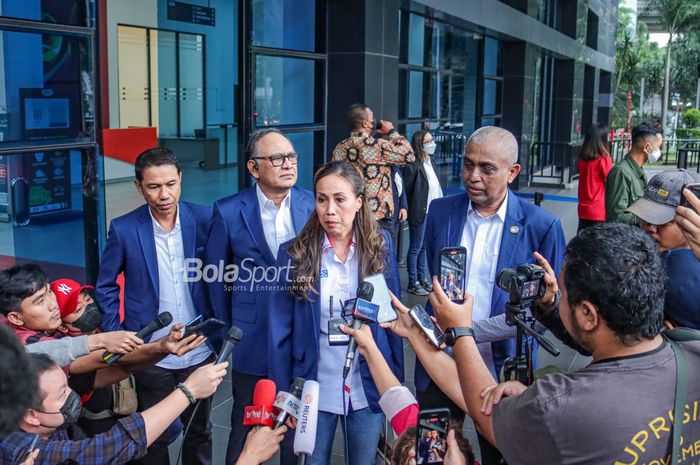 (Dari kiri ke kanan) Yunus Nusi selaku Sekretaris Jendral PSSI, Hasani Abdulgani sebagai Komite Eksekutif PSSI, Vivin Cahyani selalu Komite Eksekutif PSSI, dan Ahmad Riyadh sebagai Komite Eksekutif PSSI, sedang memberikan keterangan kepada awak media di GBK Arena, Senayan, Jakarta, 18 Oktober 2022.