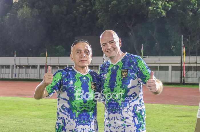 Ketua Umum PSSI, Mochamad Iriawan (kiri), sedang berfoto bersama dengan Gianni Infantino (kanan) selaku Presiden FIFA di Stadion Madya, Senayan, Jakarta, 18 Oktober 2022.