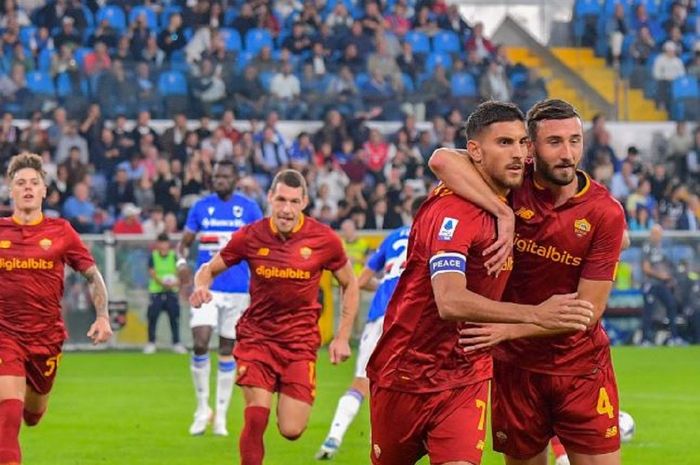 Para pemain AS Roma berselebrasi merayakan gol yang dicetak oleh Lorenzo Pellegrini ke gawang Sampdoria pada partai pekan ke-10 Liga Italia 2022-2023, Senin (17/10/2022).