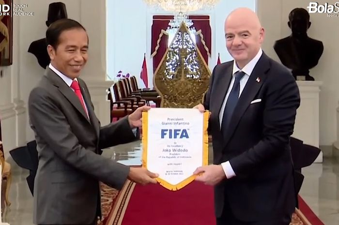 Presiden Indonesia, Joko Widodo (kiri), dan Gianni Infantino dalam kunjungan FIFA ke Istana Merdeka, Jakarta, 18 Oktober 2022. Indonesia punya kesempatan menggelar Piala Dunia 2034 setelah FIFA mengesahkan penunjukan tuan rumah untuk edisi 2030.