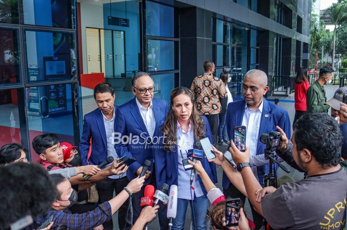 (Dari kiri ke kanan) Yunus Nusi selaku Sekretaris Jendral PSSI, Hasani Abdulgani sebagai Komite Eksekutif PSSI, Vivin Cahyani selalu Komite Eksekutif PSSI, dan Ahmad Riyadh sebagai Komite Eksekutif PSSI, sedang memberikan keterangan kepada awak media di GBK Arena, Senayan, Jakarta, 18 Oktober 2022.