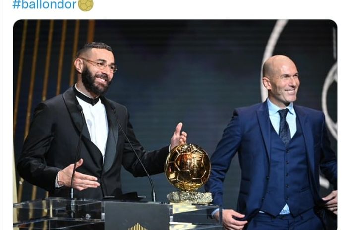 Karim Benzema (kiri) bersama Zinedine Zidane dalam penganugerahaan Ballon d'Or di Paris (17/10/2022).