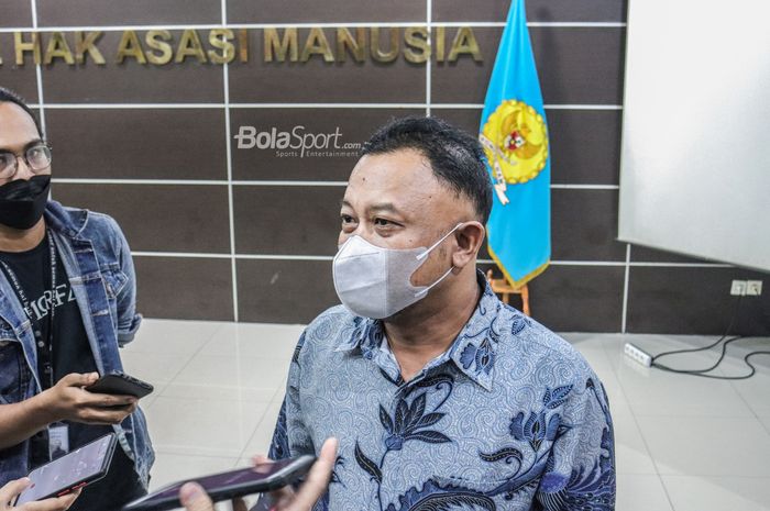 Komisioner Komnas HAM, Choirul Anam, tampak sedang memberikan keterangan kepada awak media di Kantor Komnas HAM, Menteng, Jakarta, 19 Oktober 2022.