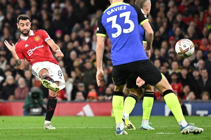 Bruno Fernandes mencetak gol untuk Manchester United ke gawang Tottenham Hotspur dalam matchday 12 Liga Inggris 2022-2023 di Stadion Old Trafford, Rabu (19/10/2022).