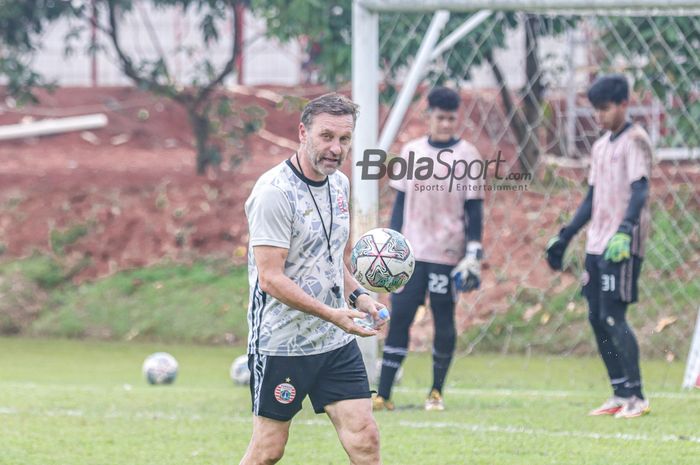 Pelatih Persija Jakarta, Thomas Doll, tampak sedang memantau para pemainnya berlatih di Lapangan Nirwana Park, Sawangan,  Jawa Barat, 20 Oktober 2022.