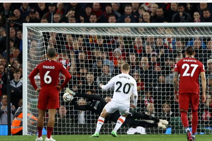 Momen kiper Alisson Becker menepis tendangan penalti dari Jarrod Bowen saat Liverpool bersua West Ham United pada partai pekan ke-12 Liga Inggris 2022-2023, Rabu (19/10/2022).