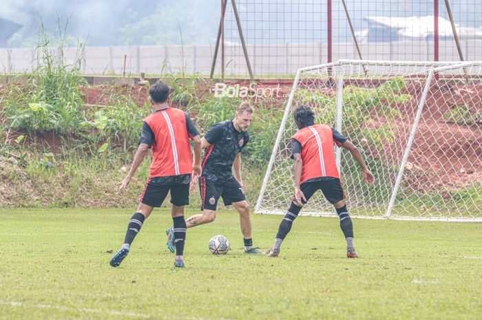 Gelandang serang Persija Jakarta, Hanno Behrens (tengah), sedang menguasai bola saat berlatih di Lapangan Nirwana Park, Sawangan,  Jawa Barat, 20 Oktober 2022.