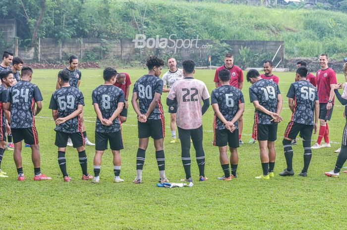 Skuat Persija Jakarta (skuad Persija Jakarta) sedang melakukan briefing yang dipimpin langsung sang pelatih bernama Thomas Doll jelang latihan di Lapangan Nirwana Park, Sawangan,  Jawa Barat, 20 Oktober 2022.