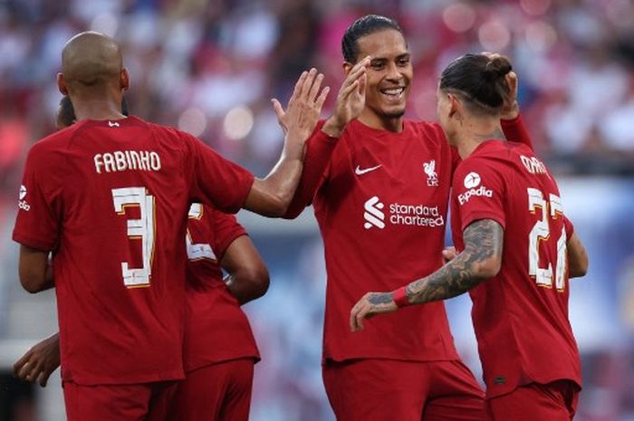 Virgil van Dijk (dua dari kanan) dan Darwin Nunez merayakan gol Liverpool ke gawang RB Leipzig (21/7/2022).