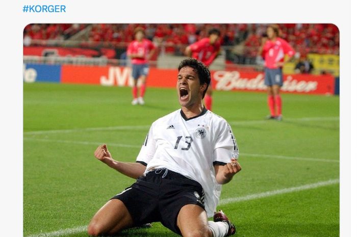 Pemain Jerman, Michael Ballack, usai mencetak gol ke gawang Korea Selatan pada semifinal Piala Dunia 2002