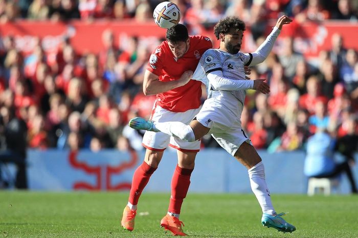 Bek Nottingham Forest, Scott McKenna (kiri), berebut bola dengan penyerang Liverpool, Mohamed Salah, pada pekan ke-13 Liga Inggris musim 2022-2023 di Stadion The City Ground, Sabtu (22/10/2022).