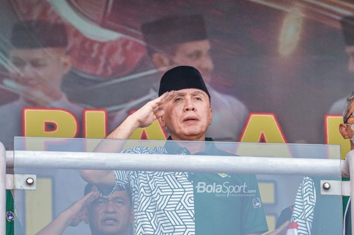 Ketua Umum PSSI, Mochamad Iriawan, tampak sedang berhormat saat Lagu Indonesia Raya berkumandang jelang pertandingan final Liga Santri 2022 di Stadion Madya, Senayan, Jakarta, 22 Oktober 2022.