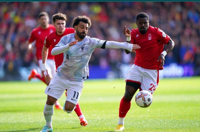 Momen Mohamed Salah beradu dengan Serge Aurier ketika Liverpool bentrok dengan Nottingham Forest dalam lanjutan Liga Inggris 2022-2023.