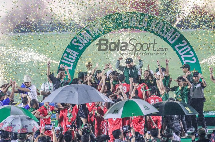 Suasana tim Jawa Barat sedang merayakan gelar Liga Santri 2022 di Stadion Madya, Senayan, Jakarta, 22 Oktober 2022.