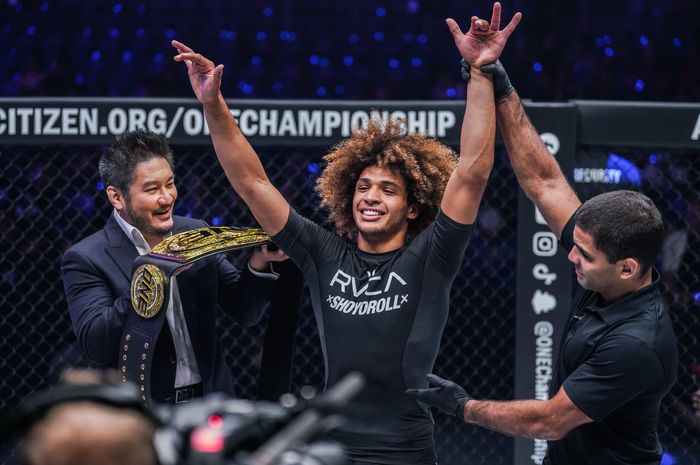 Kade Ruotolo dinobatkan sebagai juara kelas ringan submission grappling ONE Championship setelah menang dengan kuncian heel hook atas Uali Kurzhev di ONE Fight Night 3, Sabtu (22/10/2022) di Kuala Lumpur.