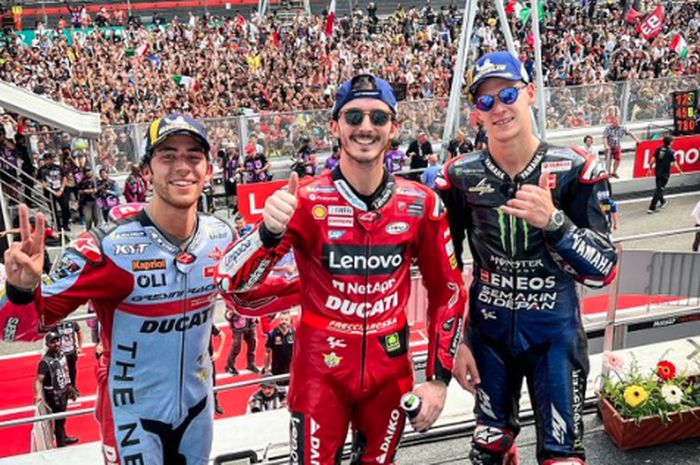 Pemilik podium balapan seri ke-19 MotoGP Malaysia mulai dari Enea Bastianini (kiri) finis ketiga, Francesco Bagnaia(tengah) finis pertama, dan Fabio Quartararo (kanan) finis ketiga.