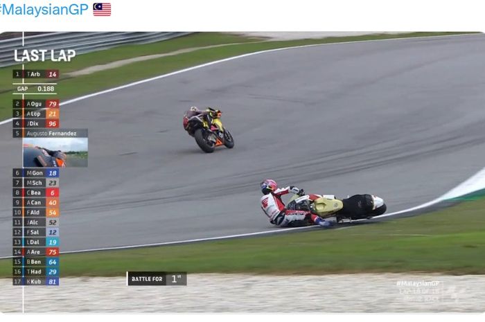 Momen Ai Ogura terjatuh di lap terakhir Moto2 Malaysia 2022 sehingga posisinya di puncak klasemen diambil alih Augusto Fernandez.