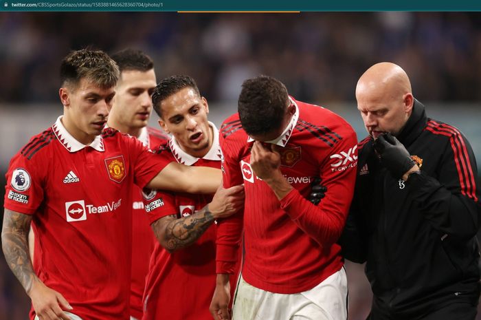 Raphael Varane dihibur oleh rekannya di Manchester United setelah tidak bisa melanjutkan pertandingan melawan Chelsea akibat cedera.