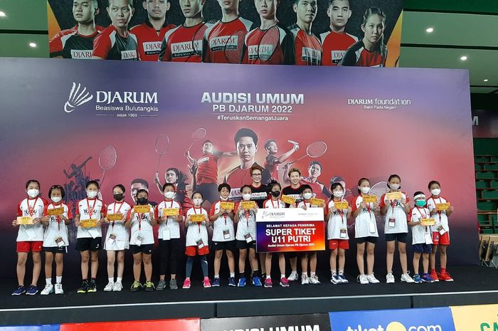 Peraih Super Tiket kategori U-11 putri dalam Audisi Umum PB Djarum 2022  berpose dengan tim pencari bakat (Yuni Kartika dan Liliyana Natsir) di GOR Djarum Jati, Kudus, Minggu (23/10/2022).