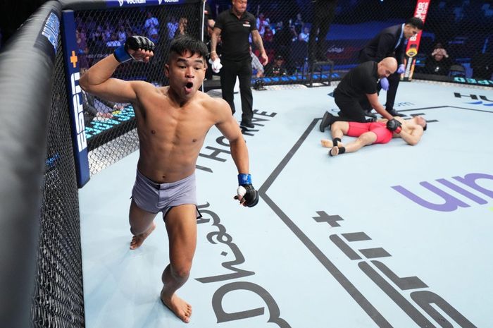 Momen bahagia petarung MMA Indonesia, Jeka Saragih usai memenangi semifinal Road to UFC, Minggu (23/10/2022)