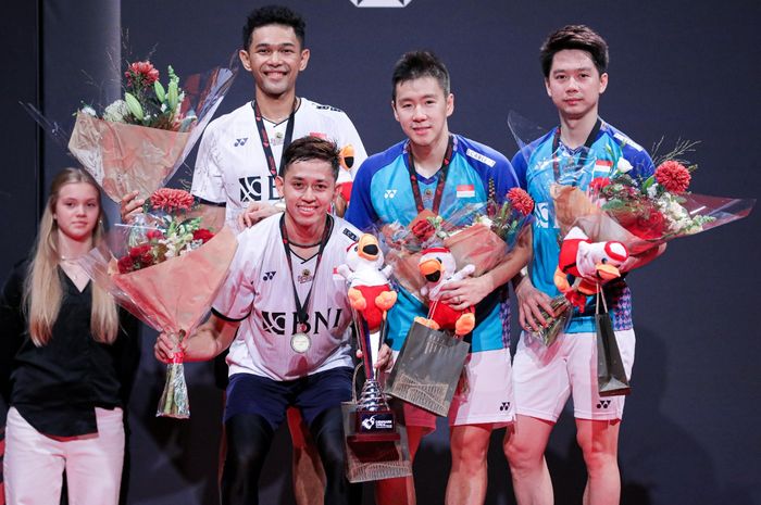 Momen Fajar Alfian/Muhammad Rian Ardianto dan Marcus Fernaldi Gideon/Kevin Sanjaya Sukamuljo berfoto di podium pada Denmark Open 2022, Minggu (23/10/2022)