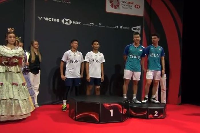 Kejadian menyedihkan tersaji di podium ganda putra Denmark Open 2022 saat panitia memperkenalkan Fajar Alfian/Muhammad Rian Ardianto dan Marcus Fernaldi Gideon/Kevin Sanjaya Sukamuljo sebagai pasangan dari Malaysia,  di Jyske Bank Arena, Odense, Minggu (23/10/2022).