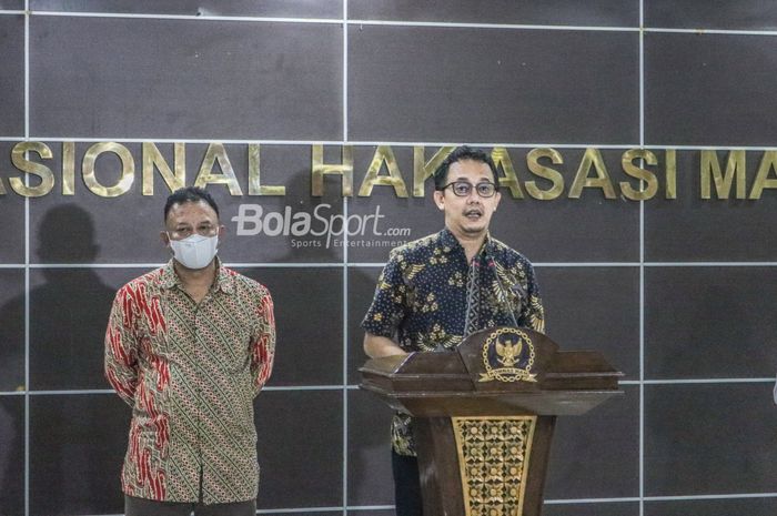 Komisioner Komnas HAM, Choirul Anam (kiri) dan Beka Ulung Hapsara (kanan), tampak sedang memberikan keterangan kepada awak media di Kantor Komnas HAM, Gambir, Jakarta, 24 Oktober 2022.