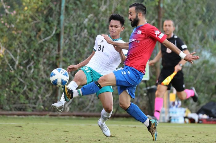 Pemain timnas U-20 Indonesia, Muhammad Dzaky (kiri), sedang berebut bola saat uji coba melawan Cakallikli Spor di Lapangan Kempinski Hotel Football, Antalya, Turki, 24 Oktober 2022.