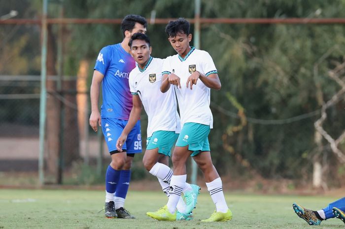 Pemain timnas U-20 Indonesia, Ricky Pratama (kanan), tampak melakukan selebrasi seusai mencetak gol dan disambut Frengky Deaner Missa (kiri) saat uji coba melawan Cakallikli Spor di Lapangan Kempinski Hotel Football, Antalya, Turki, 24 Oktober 2022.