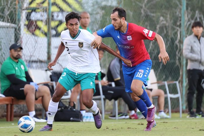 Bek timnas U-20 Indonesia, Ahmad Rusadi (kiri), sedang menguasai bola saat uji coba melawan Cakallikli Spor di Lapangan Kempinski Hotel Football, Antalya, Turki, 24 Oktober 2022.