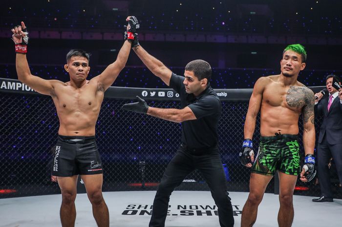 Eko Roni Saputra mengalahkan Yodkaikaew Fairtex di ONE 162, Jumat (21/10/2022) di Kuala Lumpur.