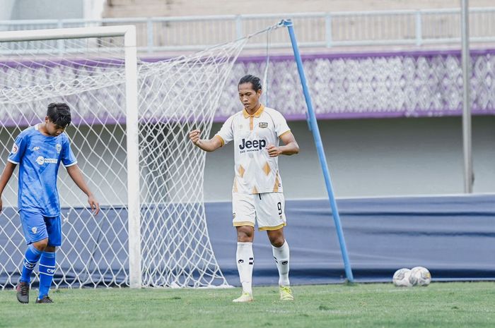 Penyerang Dewa United FC, Rishadi Fauzi saat membantu tim menang 5-2 atas klub Liga 3, Persipan Pandeglang di Stadion Indomilk Arena, Tangerang, Jumat (21/10/2022).