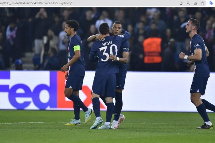 Lionel Messi dan Kylian Mbappe merayakan gol untuk PSG yang dicetak ke gawang Maccabi Haifa dalam matchday 5 babak penyisihan Grup H Liga Champions 2022-2023 di Stadion Parc des Princes, Selasa (25/10/2022).