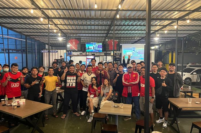 Indomanutd Jakarta mengadakan nonton bareng di tempat berlisensi.