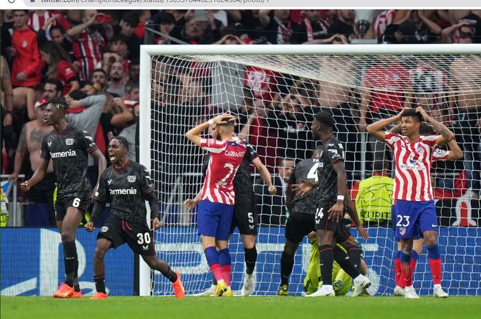 Para pemain Atletico Madrid nampak kecewa usai gagal menjebol gawang Bayer Leverkusen pada matchday 5 babak penyisihan Grup B Liga Champions 2022-2023 di Stadion Wanda Metropolitano, Rabu (26/10/2022).