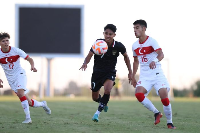 Gelandang timnas U-20 Indonesia, Marselino Ferdinan, sedang berduel dengan pemain Turki.