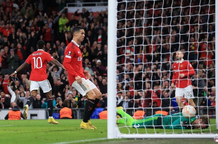 Penyerang Manchester United, Marcus Rashford, merayakan gol ke gawang Sheriff Tiraspol dalam matchday 5 babak penyisihan Grup ELiga Europa 2022-2023 di Stadion Old Trafford, Kamis (27/10/2022).