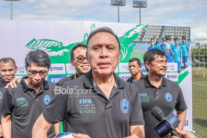 Ketua Umum PSSI, Mochamad Iriawan, sedang memberikan keterangan jumpa pers di Lapangan Hokky, Senayan, Jakarta, 28 Oktober 2022.