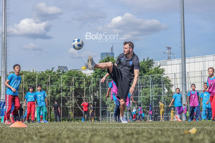 Mantan pemain Persija Jakarta, Marco Motta, tampak ikut unjuk gigi saat menjadi bintang tamu dalam FIFA Football For Schools di Lapangan Rugby, Senayan, Jakarta, 28 Oktober 2022.