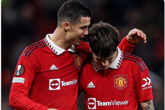 Dua pemain Manchester United, Cristiano Ronaldo (kiri) dan Alejandro Garnacho (kanan)