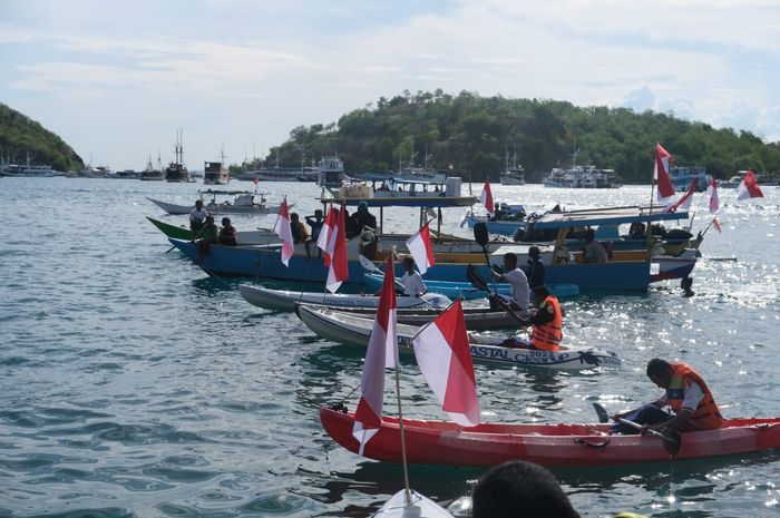 Lomba dayung salah satu acara dalam IFG Labuan Bajo Marathon 2022