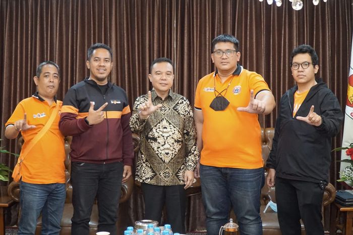 Pengurus Pusat (PP) The Jakmania bertemu dengan Wakil Ketua DPR RI, Sufmi Dasco Ahmad, untuk meminta bantuan usut tuntas Tragedi Kanjuruhan