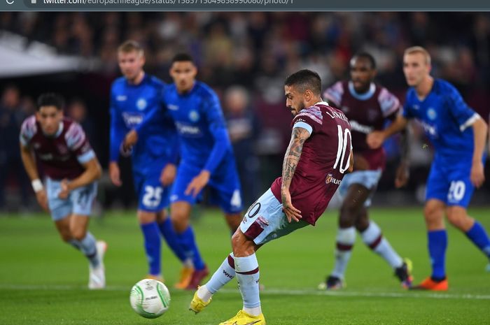 Manuel Lanzini tentukan kemenangan West Ham United atas Silkeborg lewat eksekusi penalti pada matchday kelima UEFA Conference League 2022-2023.