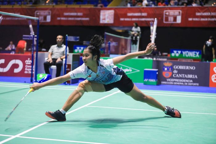 Aksi pebulu tangkis tunggal putri, Ester Nurumi Tri Wardoyo, pada perempat final Kejuaraan Dunia Junior 2022 di Palacio de Deportes de Santander, Spanyol, 28 Oktober 2022.