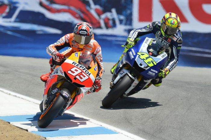 Marc Marquez bersaing dengan Valentino Rossi di Sirkuit Laguna Seca pada tahun 2013.