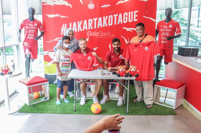 Dua pemain Persija Jakarta, Hanno Behrens dan Abdulla Yusuf, tampak sedang berfoto bersama dengan The Jakmania saat Meet and Greet di Persija Official Store, Jakarta, 30 Oktober 2022.