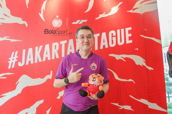 Direktur Juara (Apparel Persija), Mochtar Sarman, saat ditemui BolaSport.com di Persija Official Store, Jakarta, 30 Oktober 2022.