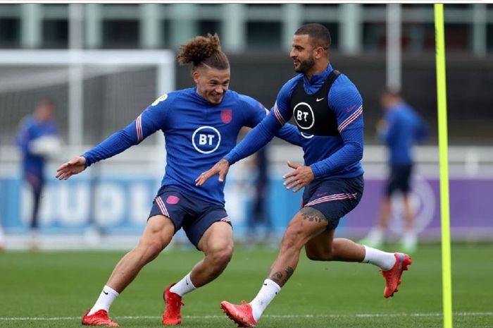 Kalvin Phillips (kiri) dan Kyle Walker dalam sesi latihan bersama timnas Inggris.