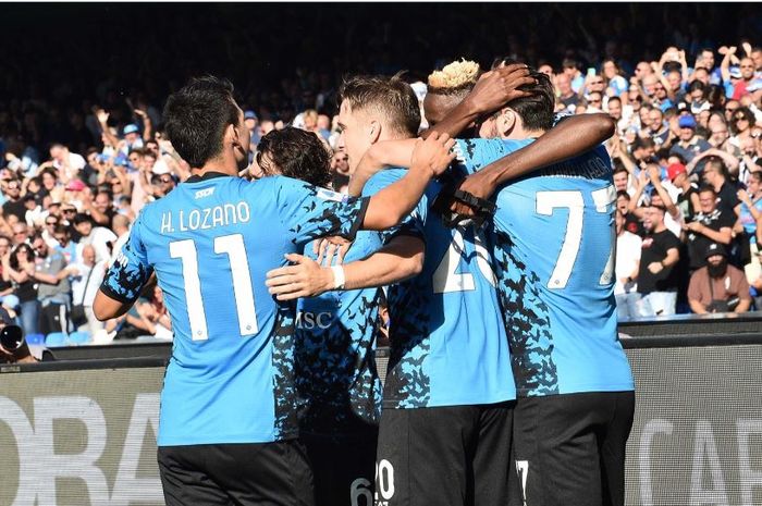 Para pemain Napoli merayakan gol ke gawang Sassuolo pada matchday 12 Liga Italia 2022-2023 di Stadion Diego Armando Maradona, Sabtu (29/10/2022).