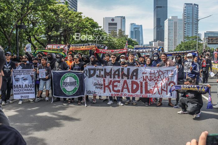 Sejumlah suporter dari klub Liga Indonesia seperti The Jakmania, Viking, Aremania, Bonek Mania, Pasoepati, dan K-Conk Mania tampak berfoto bersama di Kawasan Car Free Day, Jakarta, 30 Oktober 2022.